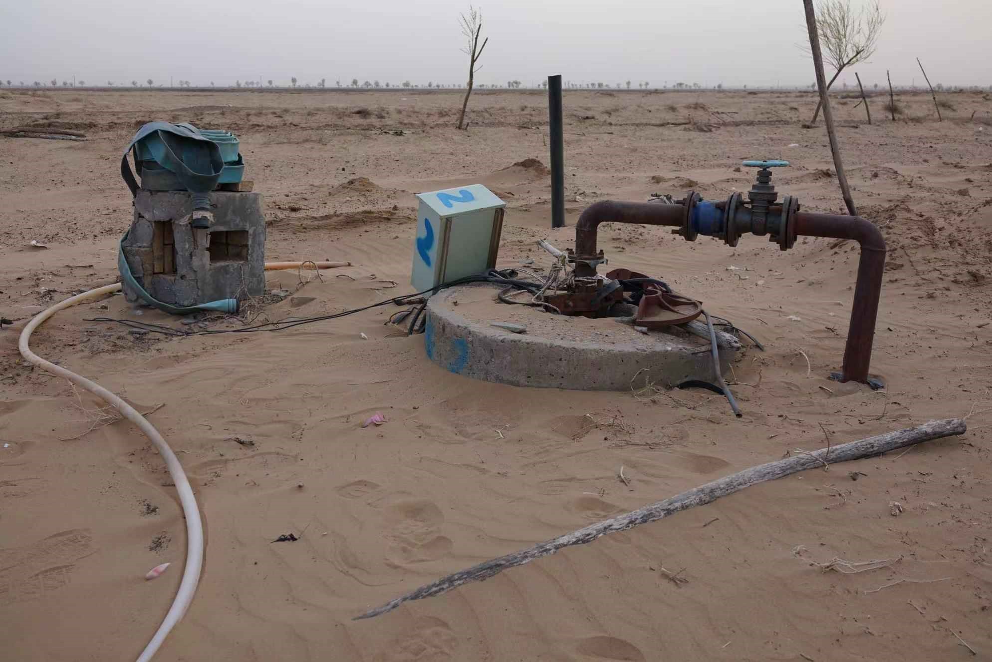 項目地以北的一個澆灌機井。 人民網(wǎng)記者 游天燚攝