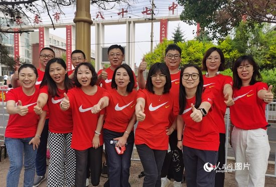 6月7日一早，陽光明媚，天氣涼爽，在長春市第八十七中學，考生們正陸續(xù)進入考場。親友團為參加高考的學子們加油鼓勁。人民網(wǎng)記者 王帝元攝