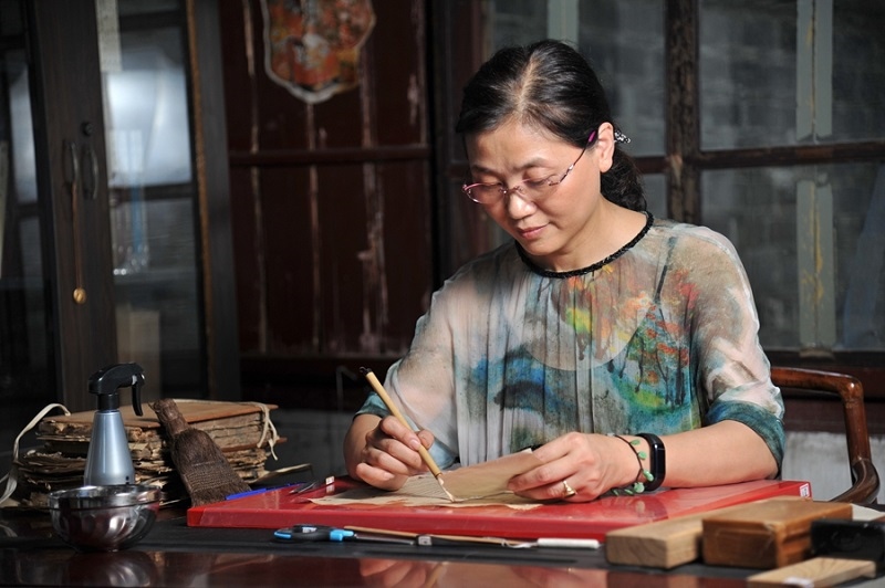 天一閣古籍修復(fù)師工作場景。天一閣博物院供圖