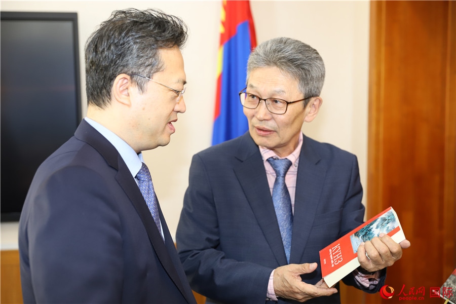 其米德策耶（右一）向李峙介紹翻譯成果。人民網(wǎng)記者 霍文攝