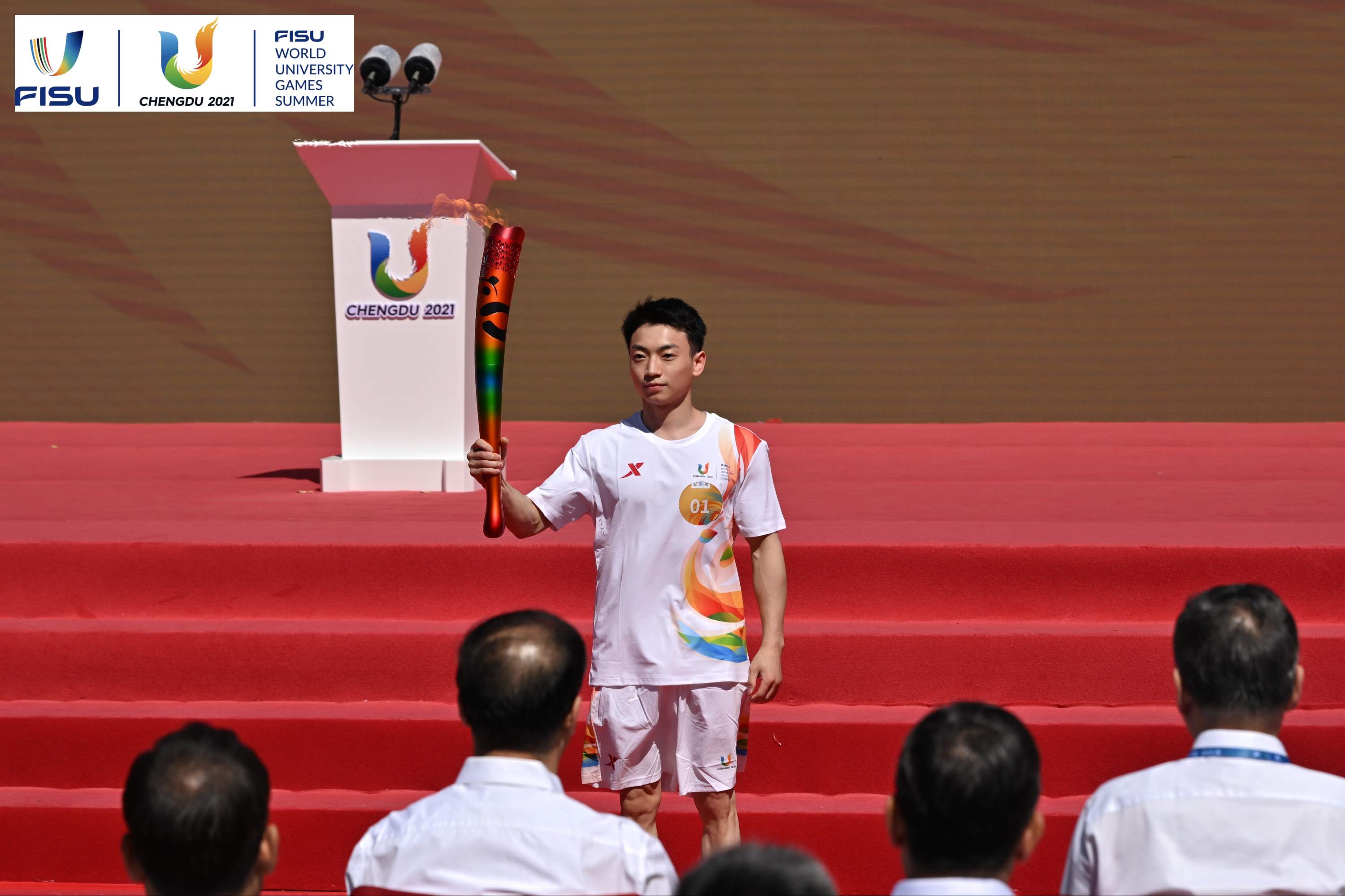 成都大運(yùn)會(huì)火炬手、奧運(yùn)冠軍鄒敬園高舉火炬。 圖片來(lái)源：成都大運(yùn)會(huì)執(zhí)委會(huì)供圖