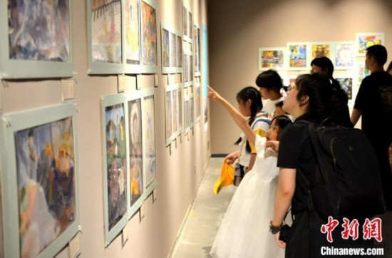 圖為家長帶著孩子參觀展覽。呂明 攝