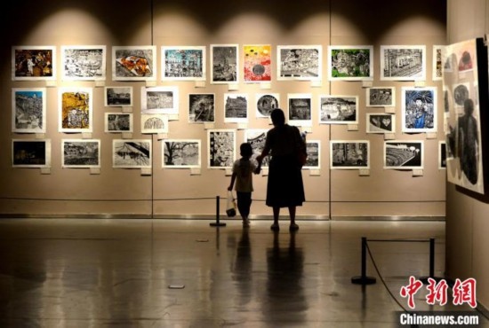 圖為家長帶著孩子參觀展覽。呂明 攝