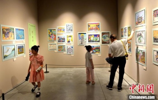 圖為家長帶著孩子參觀展覽。呂明 攝