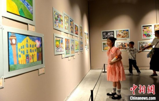 圖為家長帶著孩子參觀展覽。呂明 攝