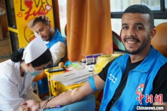 6月13日，在第20個(gè)世界獻(xiàn)血者日前夕，20名在贛留學(xué)生組團(tuán)前往血站獻(xiàn)血。吳迪 攝