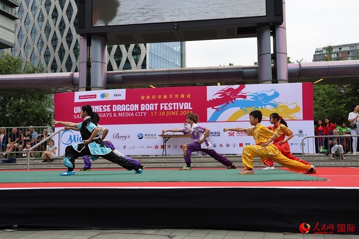 中華武術表演吸引了眾多英國觀眾。人民網記者 邢雪攝