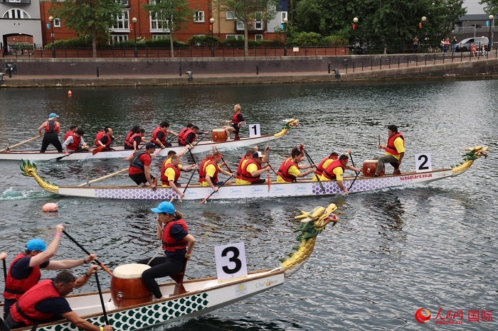 2023全英中華端午龍舟會比賽現場，幾支隊伍你追我趕。人民網記者 邢雪攝