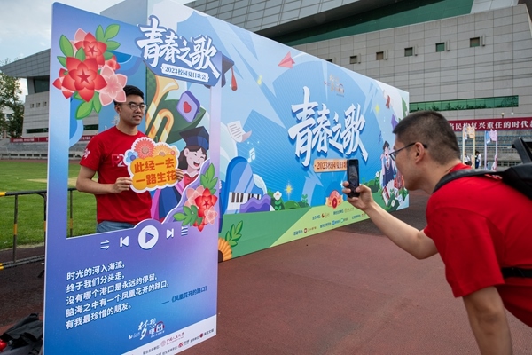 學生在市集打卡拍照。人民網(wǎng)記者 翁奇羽攝