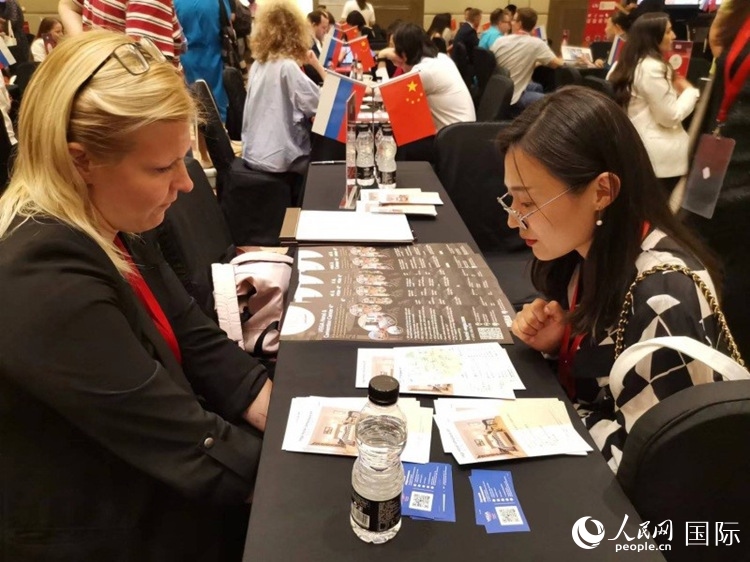 中俄旅游行業(yè)代表在北京路演活動現(xiàn)場面對面溝通。人民網記者 楊倩攝