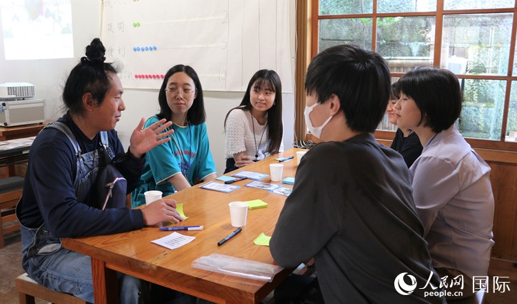 通過卡片游戲，模擬如何解決海洋垃圾問題。人民網(wǎng) 許可攝