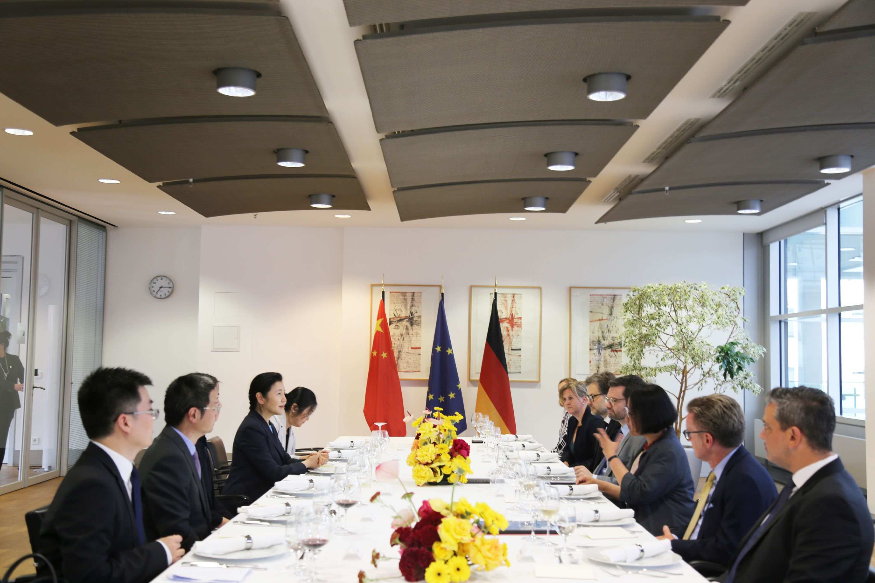 司法部長賀榮與德國聯(lián)邦司法部長布施曼舉行會(huì)談。