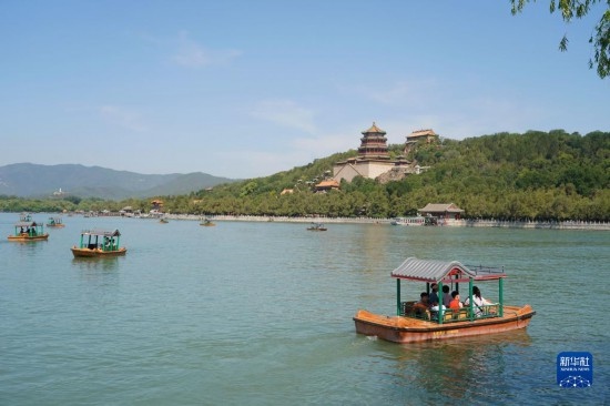 6月22日，游人在北京頤和園乘坐游船。新華社記者 任超 攝
