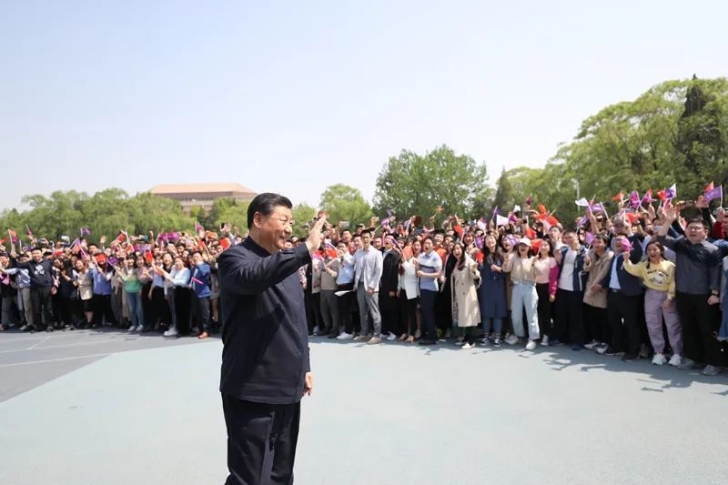 2021年4月19日，在清華大學(xué)建校110周年校慶日即將來臨之際，習(xí)近平來到清華大學(xué)考察。圖為習(xí)近平離開學(xué)校時(shí)，同師生們揮手致意。新華社記者 鞠鵬 攝