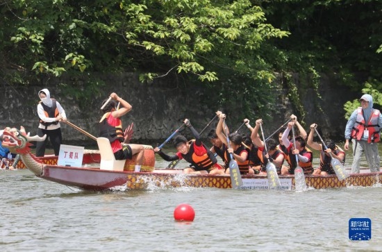 6月23日，在江蘇省宜興市舉行的龍舟競(jìng)渡賽中，參賽選手們奮力拼搏。