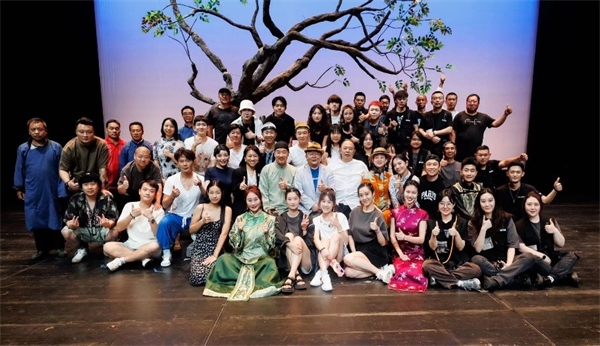 《斷金》百場演職人員合影。龍馬社供圖