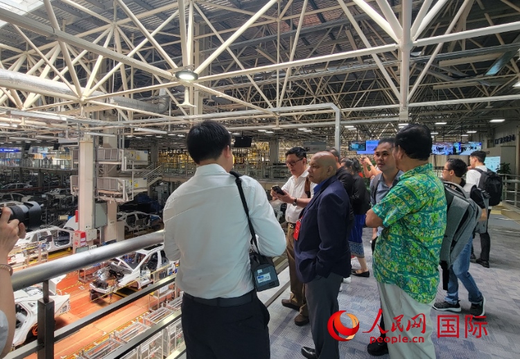 外媒記者在廣汽埃安車間參觀。人民網(wǎng) 寧玉瑛攝