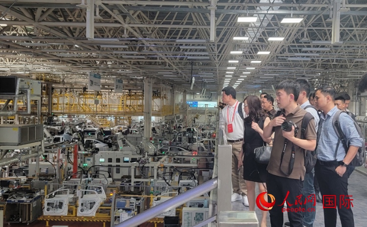 外媒記者在廣汽埃安車間參觀。人民網(wǎng) 寧玉瑛攝