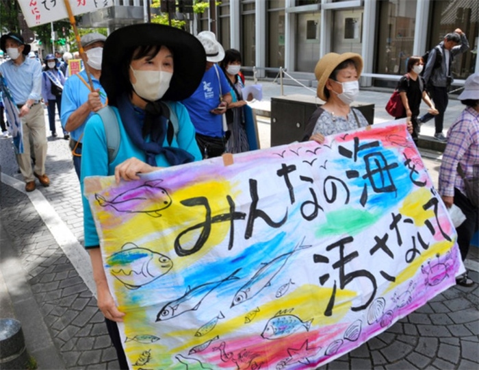 2023年6月20日，日本民眾在福島縣政府周圍舉行抗議活動，強烈反對核污水排海計劃，呼吁保護漁業(yè)資源。圖片來源：《朝日新聞》