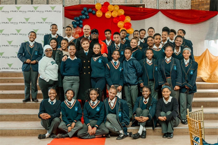 Blinkklip高中的學(xué)生們。（圖片來源：廣西大錳南非PMG礦業(yè)有限公司）