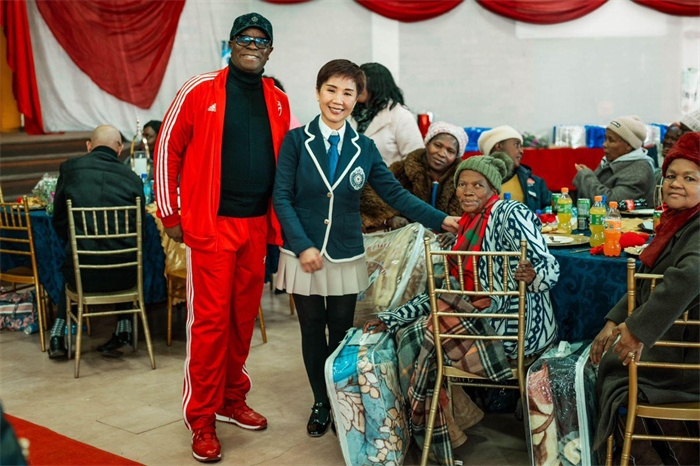 Micheal Mohala中將、黃琳與社區(qū)老人合影。（圖片來源：廣西大錳南非PMG礦業(yè)有限公司）