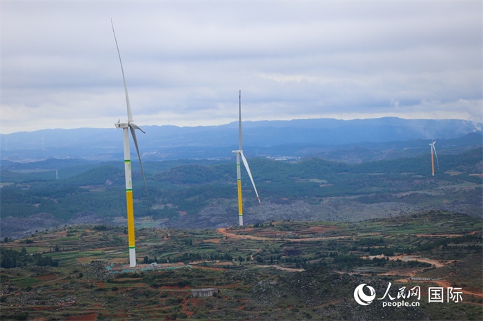 位于云南省曲靖市富源縣的富源西風(fēng)電基地。（人民網(wǎng) 李發(fā)興攝）