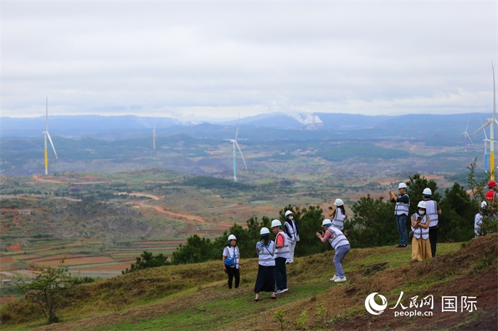 瀾湄記者團(tuán)在富源西風(fēng)電基地拍照“打卡”。（人民網(wǎng) 李發(fā)興攝）