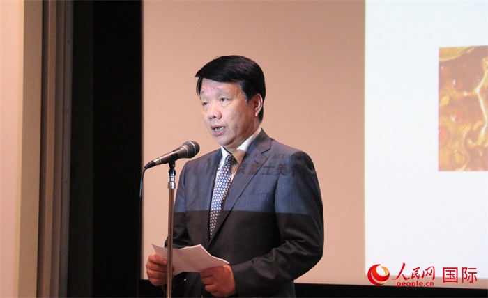 中國(guó)駐日本大使館文化處公使銜參贊致辭。（人民網(wǎng) 許可攝）