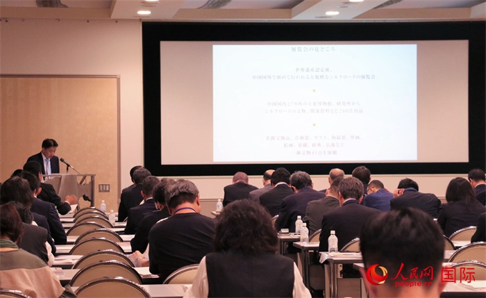 富士美術(shù)館文藝部長(zhǎng)平野賢一介紹展覽內(nèi)容。（人民網(wǎng) 許可攝）