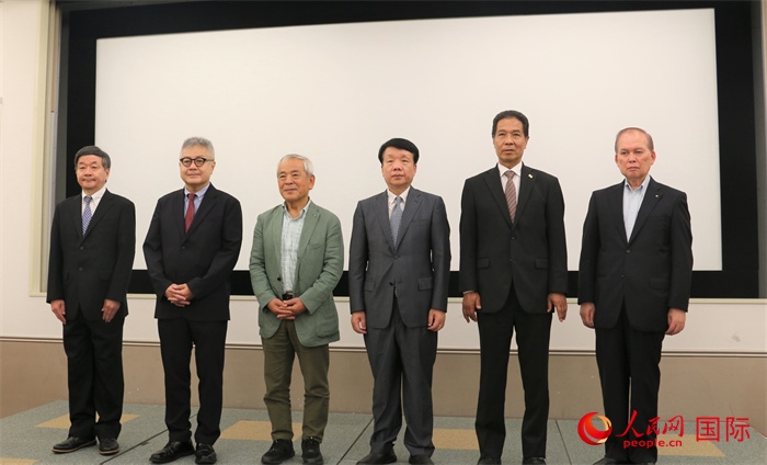 主辦方與嘉賓合影。（人民網(wǎng) 許可攝）