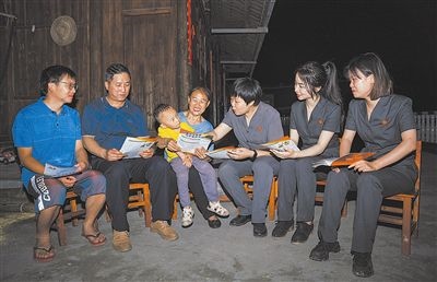 “法治屋場(chǎng)會(huì)”上，法院黨員志愿服務(wù)隊(duì)在給種植戶普及法律知識(shí)。