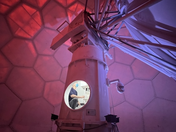 寧德國家天氣雷達站工作人員正在清洗雷達滑環(huán)。人民網(wǎng)高清揚攝