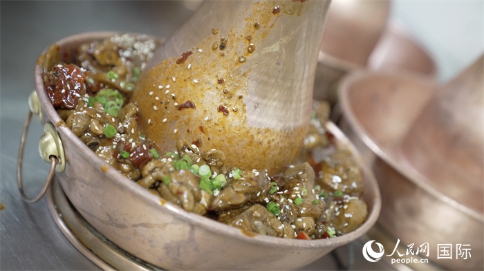 滄州火鍋雞。人民網(wǎng)記者 袁蒙攝