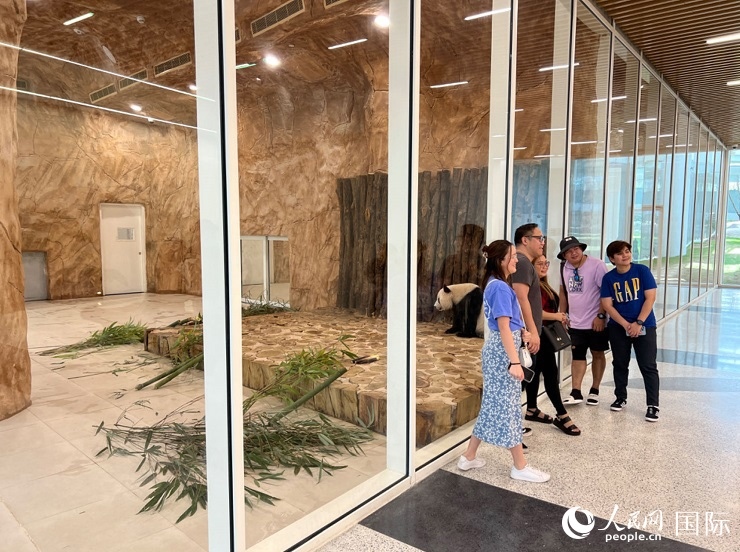 當?shù)赜慰团c“四海”合影。人民網(wǎng)記者 張志文攝