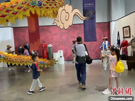 市民參觀展覽。祝歡 攝