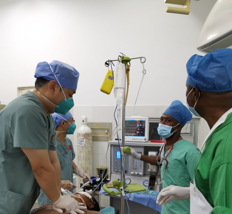 麻醉科李學(xué)斌醫(yī)生和手術(shù)室護(hù)士趙鈺進(jìn)行復(fù)蘇搶救。中國第二十九批援幾內(nèi)亞醫(yī)療隊(duì)供圖