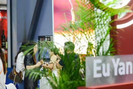 RCEP成員國(guó)企業(yè)亮相第三屆消博會(huì)。2023年4月12日，參觀者在新加坡企業(yè)余仁生的展臺(tái)了解產(chǎn)品。新華社記者王澤聰攝