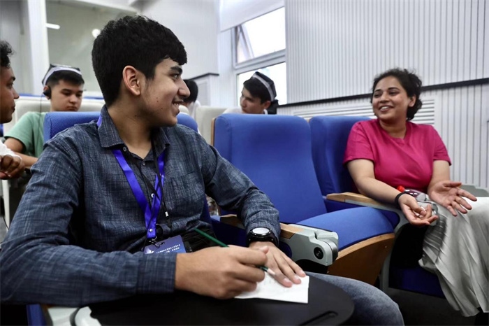 “上合小記者”在中國傳媒大學外語學院采訪留學生。中新社供圖