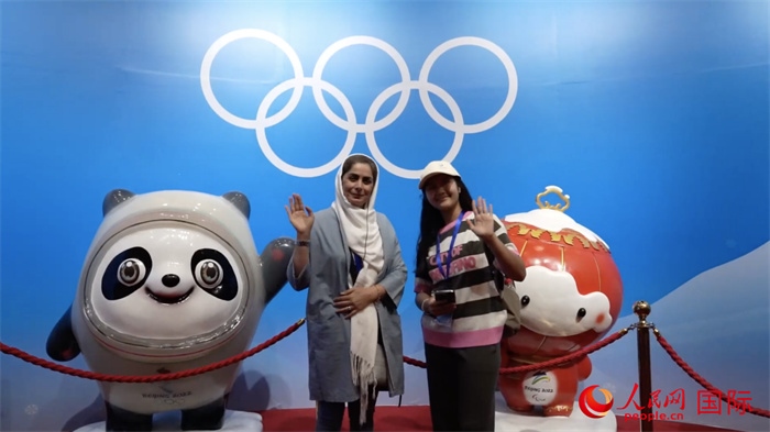 “上合小記者”與2022北京冬奧會吉祥物合影。實習生 方明軒攝