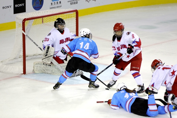 廣東隊(duì)球員與北京隊(duì)球員禁區(qū)混戰(zhàn)。人民網(wǎng)記者 胡雪蓉?cái)z