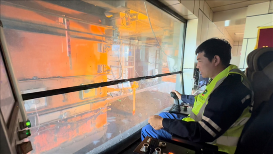 國家電投內(nèi)蒙古公司南露天煤礦裝車站司機(jī)石繼立的操縱下，一次性60噸的煤炭穩(wěn)穩(wěn)裝入車廂。人民網(wǎng) 金洪花攝