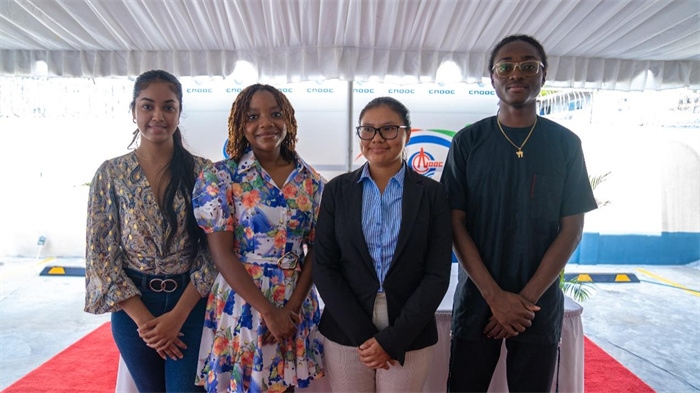 四名獲得中海油獎學(xué)金的學(xué)生合影。中海油圭亞那有限公司供圖