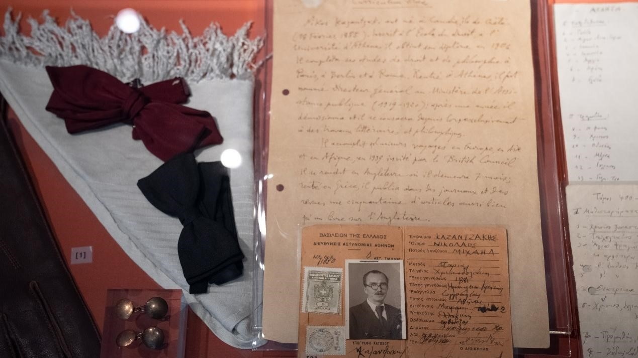 卡贊扎基斯的法語簡(jiǎn)歷。人民網(wǎng)記者 葛泰佚攝