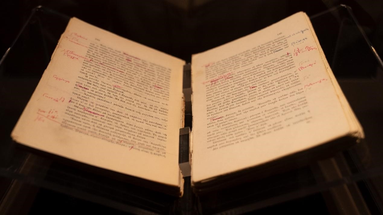 《希臘人左巴》初印后，卡贊扎基斯的修改批注。人民網(wǎng)記者 葛泰佚攝