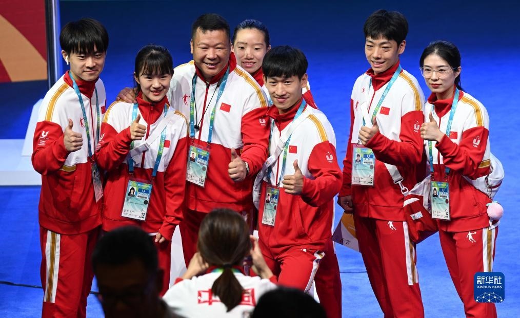 7月22日，中國(guó)代表團(tuán)部分成員在歡迎儀式后合影。新華社記者 王曦 攝