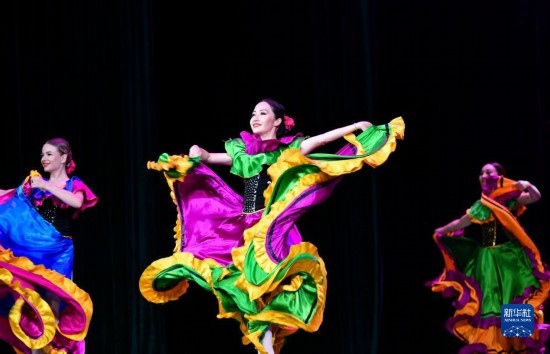 7月21日，哈薩克斯坦薩爾塔納國家舞蹈團的演員在演出。