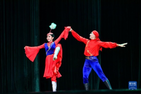 7月21日，哈薩克斯坦薩爾塔納國家舞蹈團的演員在演出。