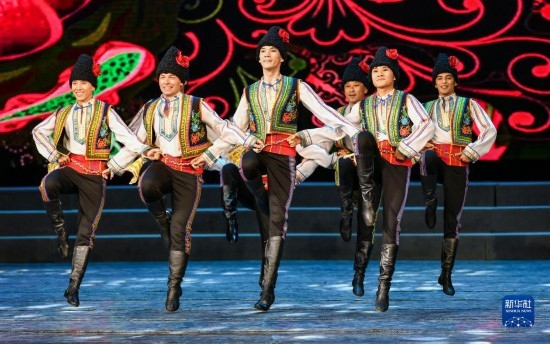 7月21日，哈薩克斯坦薩爾塔納國家舞蹈團的演員在演出。