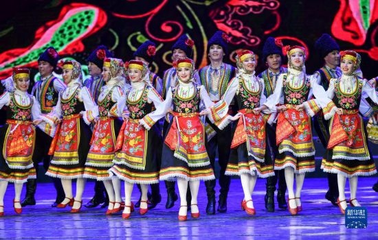 7月21日，哈薩克斯坦薩爾塔納國家舞蹈團的演員在演出。