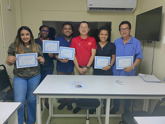 醫(yī)療隊(duì)成員與部分學(xué)員合影。第18期援圭亞那醫(yī)療隊(duì)供圖